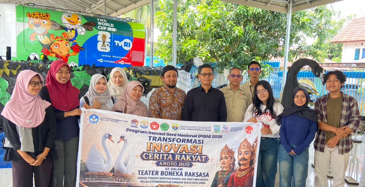 Boneka raksasa bersama para pemain